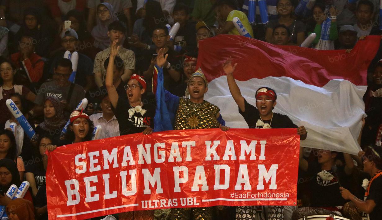 Suporter terus memberikan semangar lewat spanduk untuk mendukung pemain Indonesia pada Turnamen Indonesia Open 2016 di Istora Senayan, Jakarta, Rabu (1/5/2016). (Bola.com/Nicklas Hanoatubun)