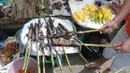  Menurut pedagang tikus bakar, tikus yang dibakar bukanlah tikus got. Melainkan tikus ekor putih yang hidupnya di pohon. Harganya Rp.20 ribu/ekor, Manado, Sabtu (10/5/2014) (Liputan6.com/Herman Zakharia).