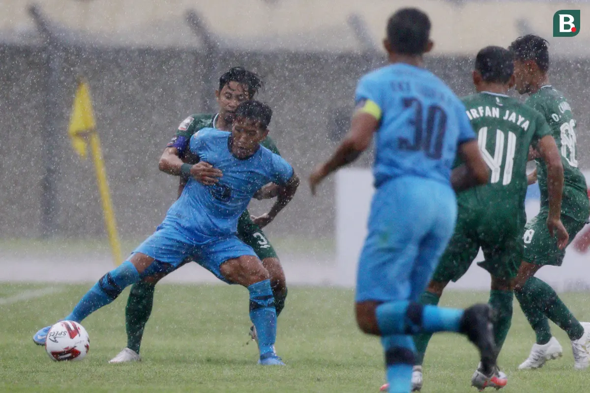 FOTO: Skor Masih 0-0, Pertahanan Kokoh Persela Lamongan Sulit Ditembus PSS Sleman di Babak Pertama - Ahmad Bustomi; Bagus Nirwanto