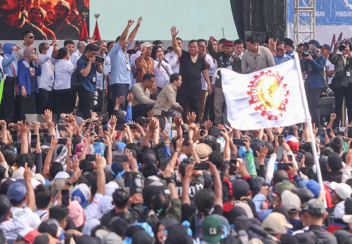 FOTO: Aksi Prabowo Lepas Baju  dan Membagikannya di Hadapan Buruh pada May Day 2026 di Monas