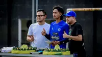 Serunya Latihan Perdana Arema FC: Tumpengan, Kue Ulang Tahun, dan Pembagian THR