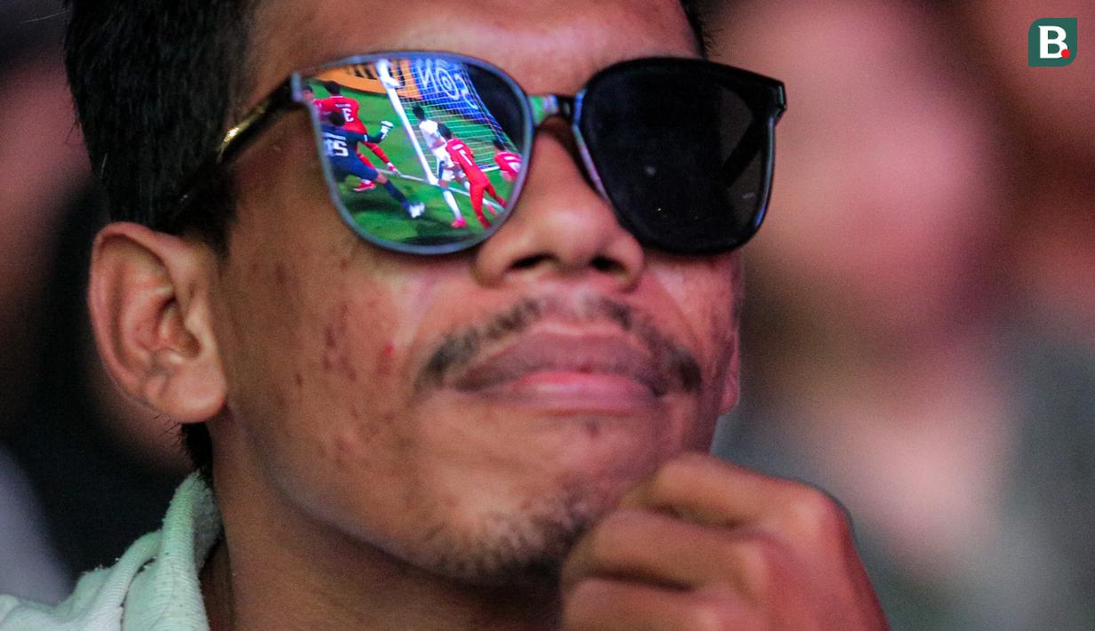 Refleksi tayangan gol penyeimbang 1-1 Irak U-23 atas Timnas Indonesia U-23 saat nonton bareng perebutan peringkat ketiga Piala Asia U-23 2024 di Kompleks Monumen Nasional (Monas), Jakarta, Kamis (03/05/2024). (Bola.com/Bagaskara Lazuardi)