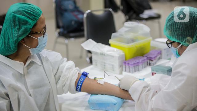 <span>Petugas medis saat diperiksa dengan metode Tes serologi virus Corona COVID-19 di RS Siloam Kebon Jeruk, Jakarta, Selasa (11/8/2020). Cara mendeteksinya dilakukan dengan mengambil darah pasien dan dimasukkan ke tabung darah untuk diproses di laboratorium. (Liputan6.com/Faizal Fanani)</span>