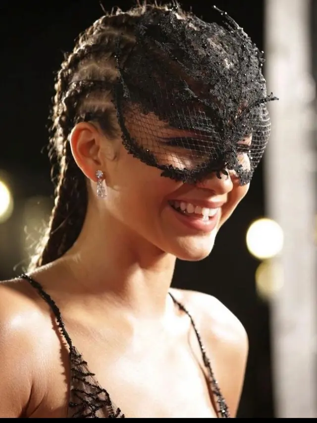 10 Gaya Zendaya Pakai Gaun Jaring Laba-Laba di Premiere No Way Home