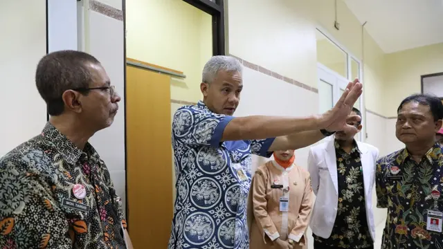 Ganjar Pranowo didampingi Bupati Banyumas  Acmad Husein dan Direktur RSUD Margono meninjau ruang isolasi RSUD Margono, beberapa hari lalu. (Foto: Liputan6.com/Rudal Afgani Dirgantara)