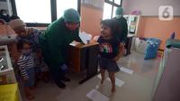 Dokter memeriksa stimulasi deteksi dan intervensi dini tumbuh kembang anak usia 5 dan 2 tahun di Puskesmas Kramat Jati, Jakarta, Kamis (12/11/2020). Pemantauan pertumbuhan balita dan batita dilakukan dengan imunisasi secara rutin pada anak usia 0-9 bulan dan 18 bulan. (merdeka.com/Imam Buhori)