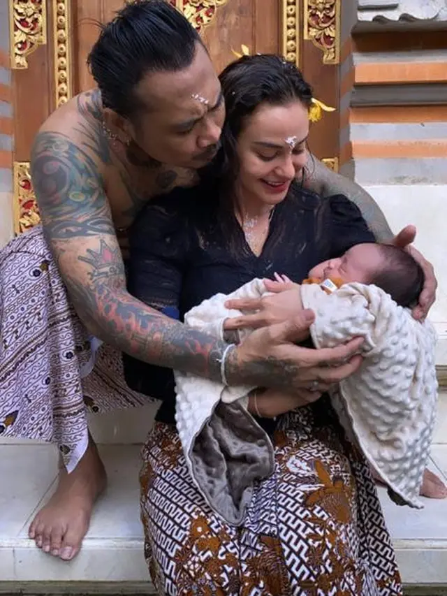 6 Potret Terbaru Jerinx SID Usai Bebas dari Penjara, Bahagia Bertemu Istri