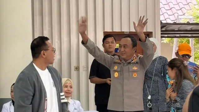 Berbagi cerita tentang profesi yang dijalani kepada anak-anak SMP Labschool Kebayoran Jakarta.