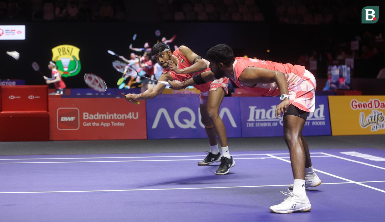 Ganda putra India, Satwiksairaj Rankireddy/Chirag Shetty saat melawan wakil Indonesia, Leo Rolly Carnando/Bagas Maulana pada pertandingan Indonesia Open 2025 di Istora Senayan Jakarta, Selasa (3/6/2025). (Bola.com/M Iqbal Ichsan)