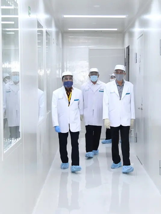 Presiden Joko Widodo atau Jokowi (kanan) meninjau fasilitas produksi dan pengemasan di PT Bio Farma, Bandung, Jawa Barat Selasa (11/8/2020).  Jokowi menggunakan pakaian lengkap penelitian untuk melihat Laboratorium Bio Farma. (Foto: Biro Pers Kepresidenan)