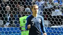 Bomber Timnas Prancis, Antoine Griezmann membawa timnya unggul 1-0 atas Australia lewat titik putih.