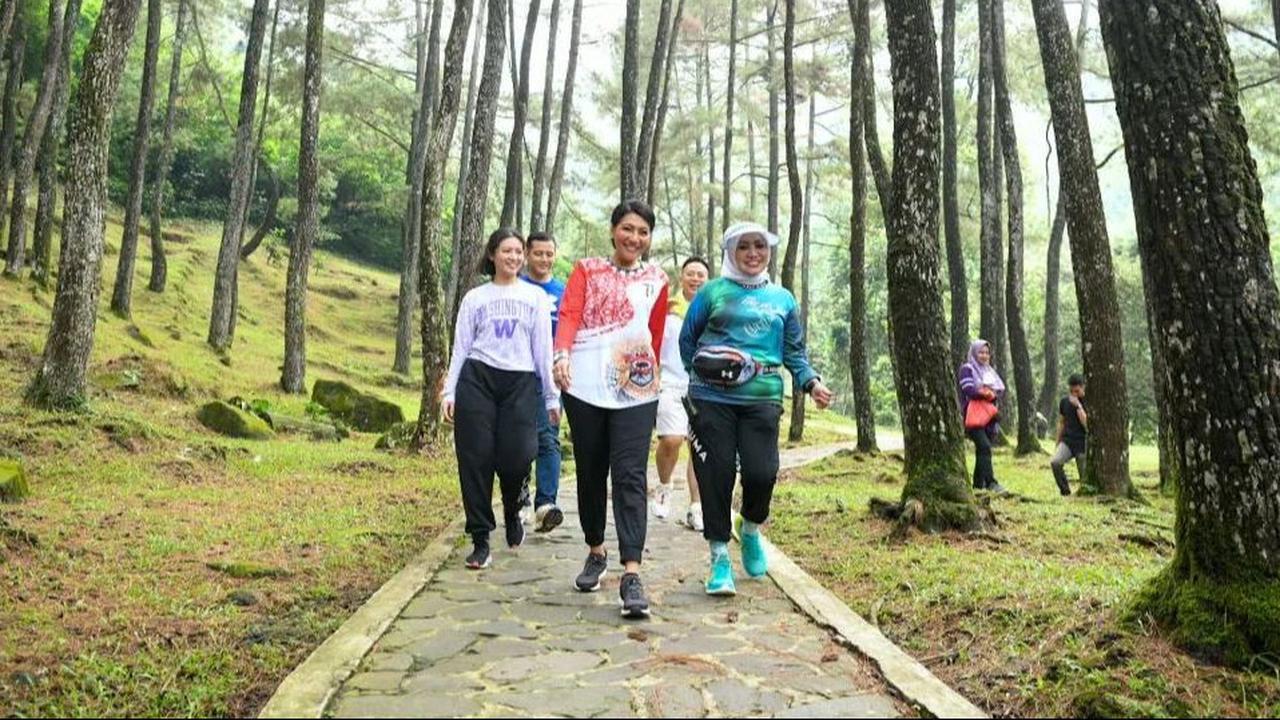 Seperti terlihat dalam beberapa potret, Hafiz berdiri di samping Angela dengan mengenakan kaos berwarna biru.