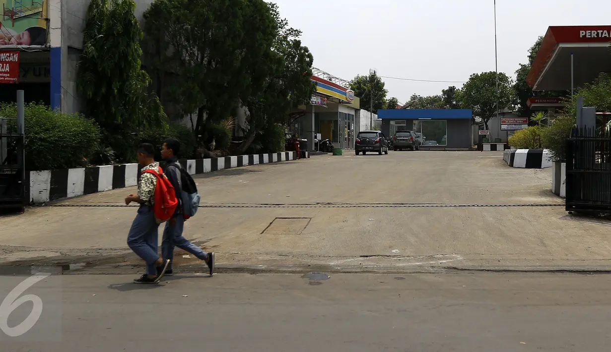 Warga melintas di dekat lokasi penembakan seorang tukang ojek bernama Japra oleh oknum tentara di dekat SPBU kawasan Cibinong, Kabupaten Bogor, Rabu (4/11/2015). (Liputan6.com/Yoppy Renato)