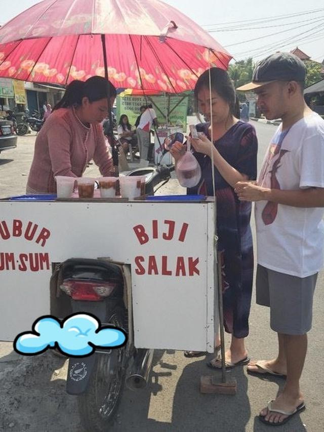 Potret 6 Seleb Saat Ketahuan Jajan Pinggir Jalan, Tak Gengsi Tunjukkan Sisi Sederhana