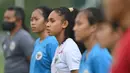 Para pemain Timnas sepakbola putri Indonesia proyeksi SEA Games 2021 Vietnam berbaris sebelum melakukan pertandingan internal dalam rangka pembukaan pemusatan latihan (TC) di Lapangan D Kompleks Gelora Bung Karno, Senayan, Jakarta, Senin (8/3/2021). (AFP/Adek Berry)