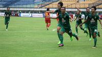Persebaya merayakan gol ke gawang Martapura FC saat semifinal Liga 2 2017 di Stadion GBLA, Bandung, Sabtu (25/11/2017). (Bola.com/Ronald Seger Prabowo)