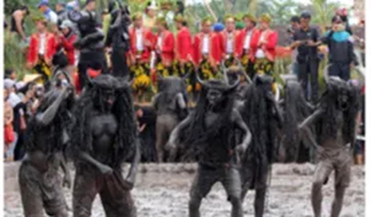 Tradisi Kebo-keboan di Desa Alasmalang