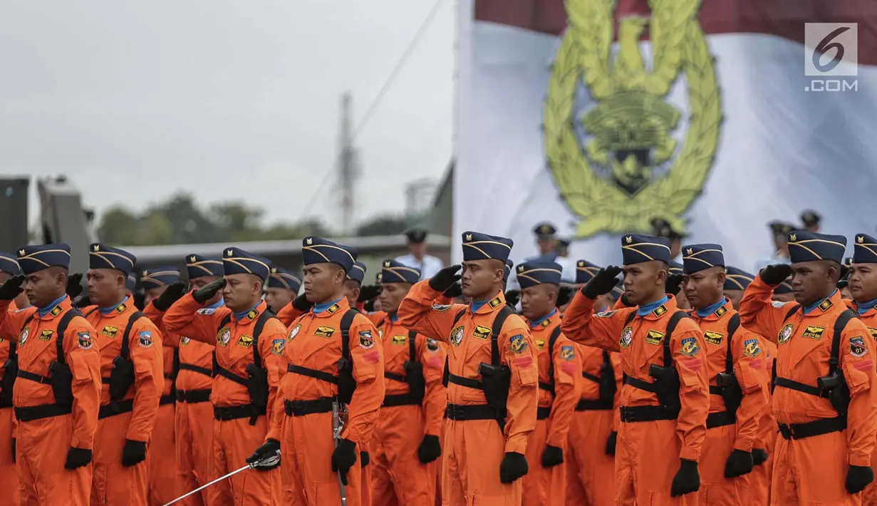 Sejumlah prajurit TNI AU mengikuti upacara sertijab KSAU di Lapangan Udara Halim Perdanakusuma, Jakarta, Jumat (19/1). Marsekal TNI Yuyu Sutisna menggantikan Marsekal Hadi Tjahjanto yang telah menjadi Panglima TNI. (Liputan6.com/Faizal Fanani)