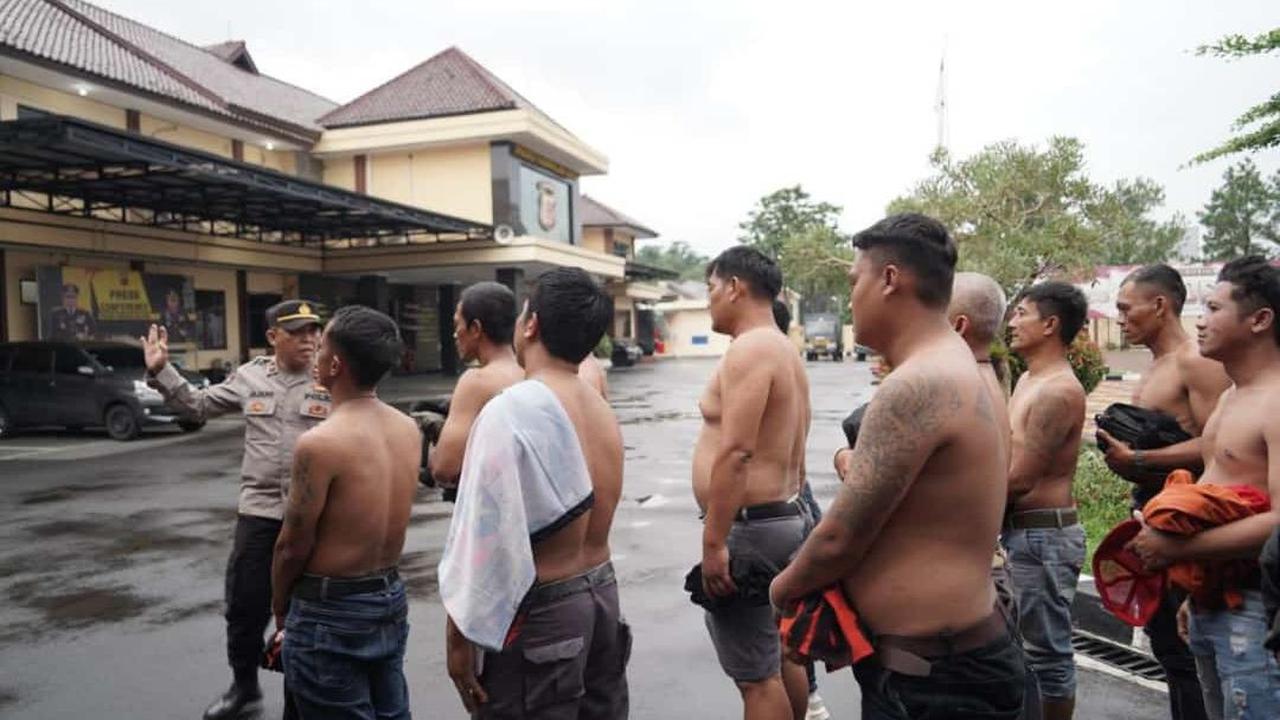 Lima dari 13 anggota ormas pemuda ditangkap polisi di Kota Tasikmalaya, Jawa Barat karena mengeroyok satpam dan merusak kantor pembiayaan itu ditetapkan sebagai tersangka.<br>