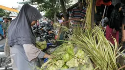 Seorang wanita memilih kulit ketupat di Pasar Minggu, Jakarta Selatan, Senin (4/7). H-2 Hari Raya Idul Fitri, pedagang kulit ketupat mulai kebanjiran pembeli. (Liputan6.com/Yoppy Renato)