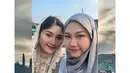 Erina Gudono tunaikan salat Idul Adha di Yogyakarta. Mengenakan abaya brukat berwarna cokelat, Erina lengkapi busananya dengan kerudung yang senada [@shaniagudono]