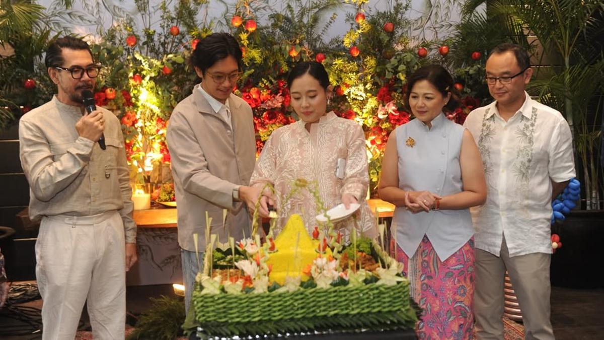 6 Potret Tujuh Bulanan Dhika Himawan, Ferry Salim Segera Timang Cucu Pertama