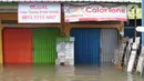 Suasana pertokoan yang tutup akibat banjir di Jalan KH Hasyim Ashari, Ciledug, Tangerang, Kamis (2/1/2020). Banjir yang melanda Ciledug dan sekitarnya membuat aktivitas perekonomian di kawasan tersebut lumpuh sementara. (Liputan6.com/Angga Yuniar)