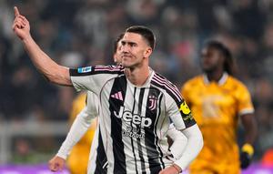 Dusan Vlahovic merayakan gol pertama Juventus dalam laga Serie A antara Juventus dan Udinese di Turin, Italia, Rabu, 29 Oktober 2025. (Fabio Ferrari/LaPresse via AP)