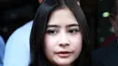 Prilly Latuconsina tiba di Polda Metro Jaya, Senin (10/8/2015) tepat pukul 11.20 WIB. (Wimbarsana/Bintang.com)