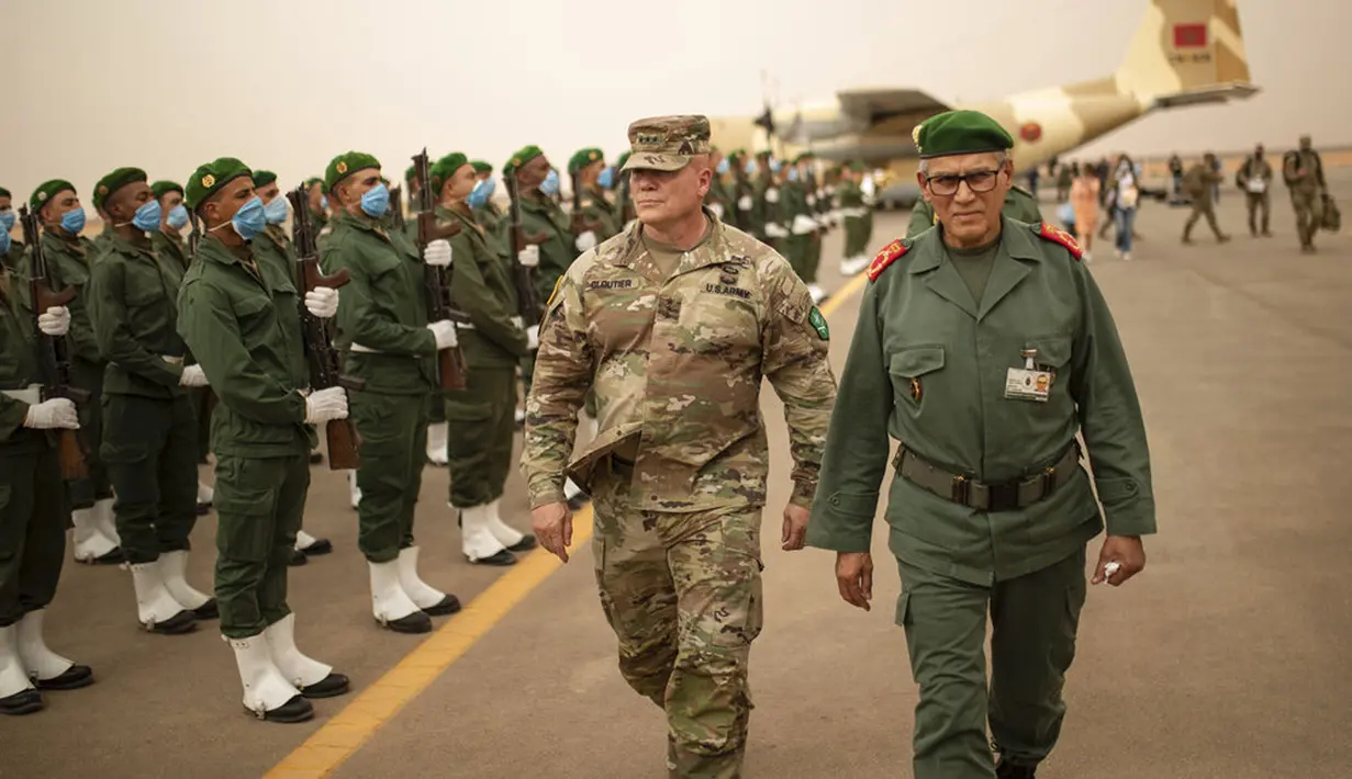 Komandan Zona Selatan Maroko Jenderal Belkhir el-Farouk (kanan) dan Komandan Pasukan Darat NATO di Turki dan Komandan Komando Darat Sekutu Letnan Jenderal Roger Cloutier saat menghadiri latihan militer Singa Afrika di Kompleks Grier Labouihi, Maroko, Rabu (9/6/2021). (AP Photo/Mosa'ab Elshamy)