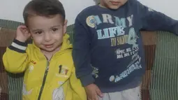 Foto Aylan Kurdi (kiri) bersama kakaknya, Galip, yang diletakkan di rumah bibinya, Tima Kurdi di Coquitlam, British Columbia, Kamis (3/9/2015). Bocah tiga tahun itu terdampar di pantai Turki dalam kondisi tak bernyawa. (REUTERS/Kurdi family)