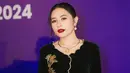 <p>Di malam puncak FFI 2024, Prilly Latuconsina tampil begitu memukau dengan kebaya velvet hitam elegan yang dihiasi bordiran bunga emas mewah dari Byan Soe [@prillylatuconsina96].</p>