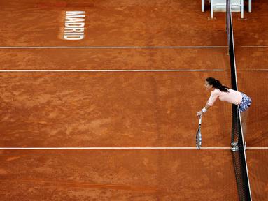 Petenis putri Polandia, Agnieszka Radwanska, melihat umpire yang menunjukkan bekas bola saat bertanding melawan petenis Slowakia, Dominika Cibulkova, dalam turnamen tenis Madrid Terbuka di Madrid, Spanyol, (1/5/2016). (Reuters/Susana Vera)