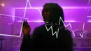 Pengunjung tengah melintasi layar pergerakan saham di BEI, Jakarta, Senin (13/2). Pembukaan perdagangan bursa hari ini, Indeks Harga Saham Gabungan (IHSG) tercatat menguat 0,57% atau 30,45 poin ke level 5.402,44. (Liputan6.com/Angga Yuniar)