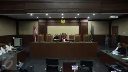 Hakim tunggal I Wayan Merta membacakan putusan sidang praperadilan tersangka dugaan pembunuhan Wayan Mirna Salihin, Jessica Kumala Wongso, di PN Jakarta Pusat, Selasa (1/3). Hakim menolak permohonan yang diajukan Jessica. (Liputan6.com/Helmi Afandi)