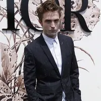 “Aku dihampiri pemilik toko. Ia datang dan mengambil majalah porno yang ada  di tasku. Sungguh memalukan. Banyak orang yang memusatkan pandangannya padaku dengan penuh jijik,” tambah Pattinson. (Instagram/robertpattinsonpriv)