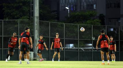 Mauro Zijlstra bersama para pemain Persija berlatih menjelang laga lanjutan BRI Super League 2025/2026 melawan PSM Makassar di lapangan latih Jakarta International Stadium, Jakarta, Kamis (19/02/2026). (Bola.com/Bagaskara Lazuardi)