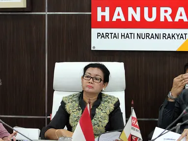 Ki-ka: Koordinator JalaPRT, Lita Anggraini, Bendahara F-Partai Hanura, Miriyam S Haryani dan Wakil Ketua Fraksi Dadang Rusdiana saat menghadiri diskusi mengenai RUU PPRT di Ruang F-Partai Hanura, Jakarta, Senin (29/2/2016). (Liputan6.com/Johan Tallo)