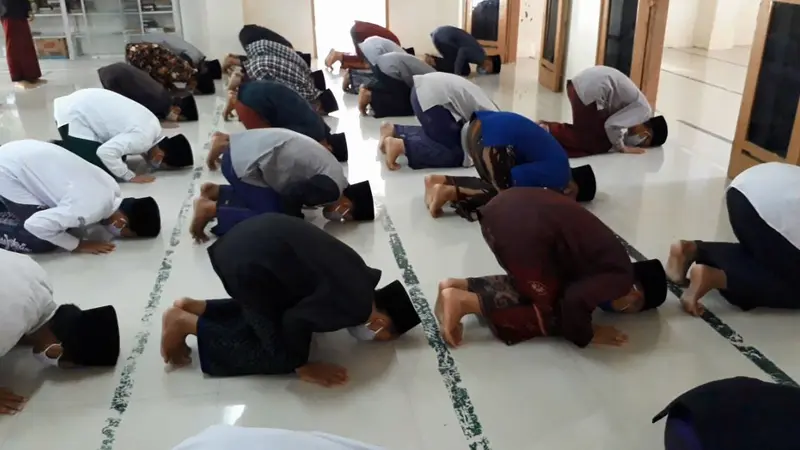 Sujud Syukur santri El Bayan usai sebanyak 497 orang dinyatakan sembuh Covid-19 tanpa catatan kematian atau gejala berat. (Foto: Liputan6.com/Muhamad Ridlo)