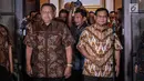 Ketum Partai Demokrat Susilo Bambang Yudhoyono (kiri) bersama capres nomor urut 02 Prabowo Subianto usai menggelar pertemuan di kawasan Mega Kuningan, Jakarta, Jumat (21/12). Pertemuan membahas Pemilu 2019. (Liputan6.com/Faizal Fanani)