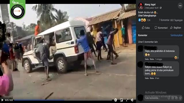 Gambar Tangkapan Layar Video yang Diklaim Warga India Keroyok Polisi karena Frustasi Terhadap Isu Covid-19 (sumber: Facebook)