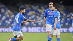 Striker Napoli, Lorenzo Insigne (kiri) melakukan selebrasi usai mencetak gol kelima timnya ke gawang Udinese dalam laga lanjutan Liga Italia 2020/2021 pekan ke-36 di Diego Armando Maradona Stadium, Naples, Selasa (11/5/2021). Napoli menang 5-1 atas Udinese. (LaPresse via AP/Fabrizio Corradetti)