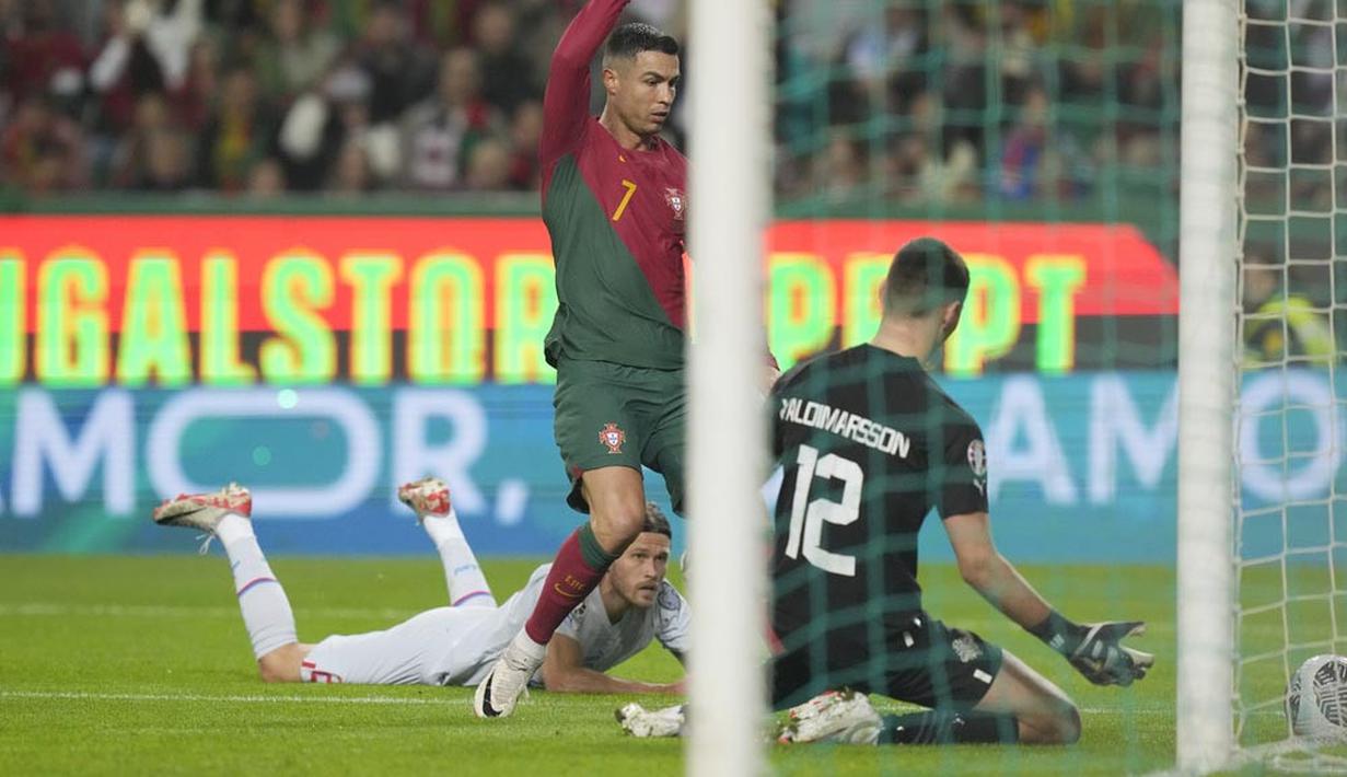 Pemain Portugal, Cristiano Ronaldo, berusaha mencetak gol ke gawang Islandia pada Kualifikasi Euro 2024 di Stadion Alvalade, Senin (20/11/2023). Portugal menang dua gol tanpa balas. (AP Photo/Armando Franca)
