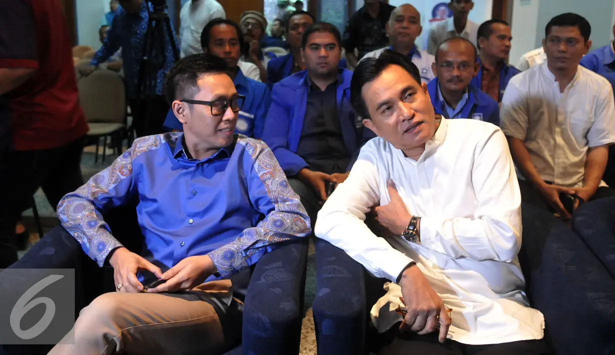 Bacagub DKI Jakarta Yusril Ihza Mahendra dan Ketua DPW PAN, Eko Patrio di Kantor DPP PAN, Jakarta, Jumat (17/6). Kedatangan Yusril untuk memaparkan visi misinya sebagai bakal calon Gubernur DKI Jakarta  (Liputan6.com/Johan Tallo)
