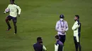 Pelatih Marseille, Andre Villas Boas (kedua kanan) berbicara dengan penyerang Marseille Argentina Dario Benedetto selama sesi latihan di stadion Dragao di Porto (2/11/2020). Marseille akan bertanding melawan Porto pada  Grup C Liga Champions di di Estadion Do Dragao, Portugal. (AFP/Carlos Costa)
