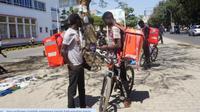Potret anak muda di Lusaka, Zambia yang menjadi kurir sepeda (Dok. Xinhua).