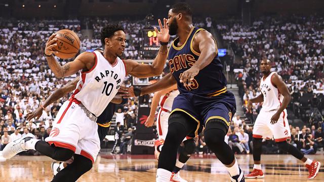 Aksi Jagoan Raptors, DeMar DeRozan saat Kontra Cleveland Cavaliers