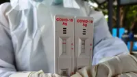 Papan sampel rapid test antigen garis dua menunjukkan reaktif Covid-19 (kanan), sedangkan garis satu non reaktif Covid-19 (kiri) (Liputan6.com / Nefri Inge)