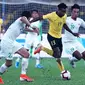 Pemain Timnas Malaysia, Mohamadou Sumareh (13), dikepung pemain Timnas Indonesia dalam laga Grup G kualifikasi Piala Dunia 2022 zona Asia di Stadion Nasional, Bukit Jalil (19/11/2019). (AFP/Kamarul Akhir))