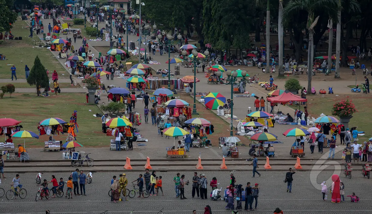  Puluhan pedagang kaki lima meramaikan kawasan Monas saat liburan Kenaikan Isa Almasih di kawasan Monumen Nasional, Jakarta, Rabu (14/5/2015). Mulai Juni Pemprov akan menutup akses masuk bagi PKL Liar. (Liputan6.com/Faizal Fanani)